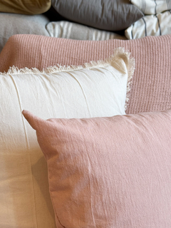 Imagen de ALMOHADON FLECOS NATURAL 50X50