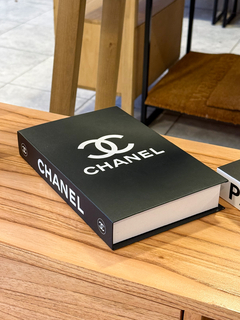 LIBRO DECORATIVO TAPA CHANEL - comprar online