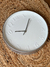 RELOJ DE PARED PLATEADO NUMEROS EN RELIEVE 30CM
