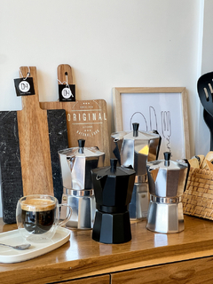 CAFETERA ITALIANA 12 POCILLOS ALUMINIO NEGRA - tienda online