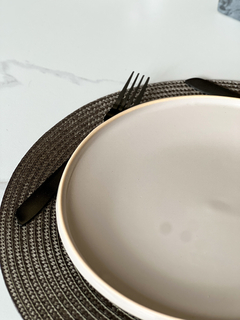 Imagen de PLATO PLAYO TOZEUR GRIS CON BORDE NATURAL 26CM