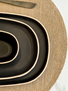 Imagen de PLATO PLAYO ZARZIS NEGRO CON BORDE NATURAL