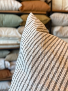 ALMOHADON MULTIRAYA HABANO 60X60 - comprar online