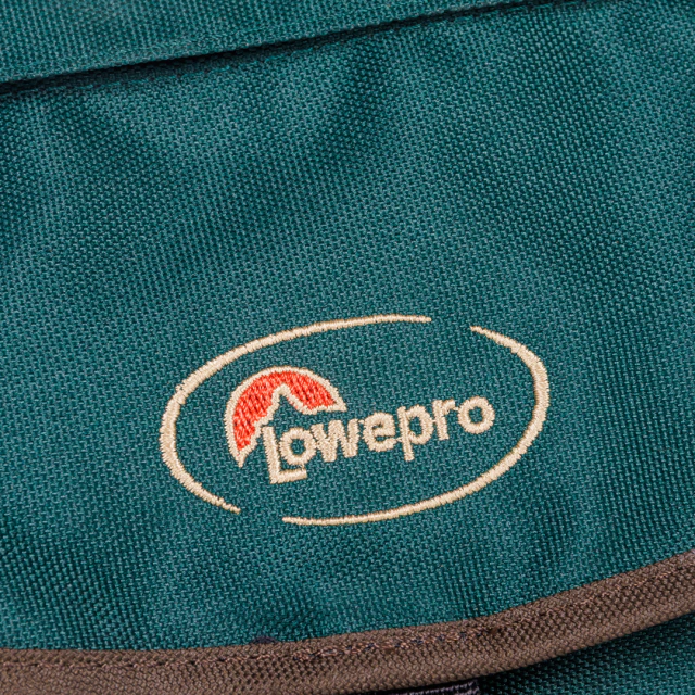 Bolsa LowePro 1 Gorest Green - CAMERA NINJA • PHOTO VIDEO STORE