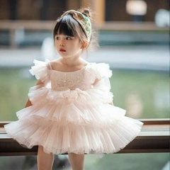 White dress girl en internet