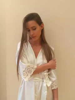 Bata Carmela satén corta - ELA DAVICO