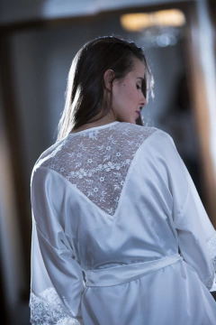 Bata Carmela satén corta