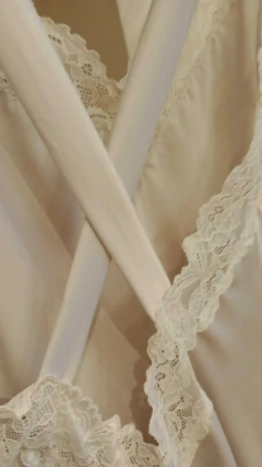 CAMISON AGUSTINA SATEN PARIS LISO CORTO - ELA DAVICO