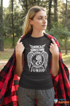 Camiseta Nunca subestime o poder de uma mulher nascida em junho