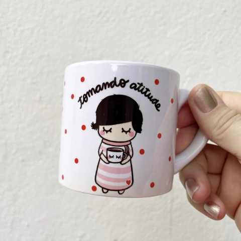 Caneca Média Lola tomando atitude