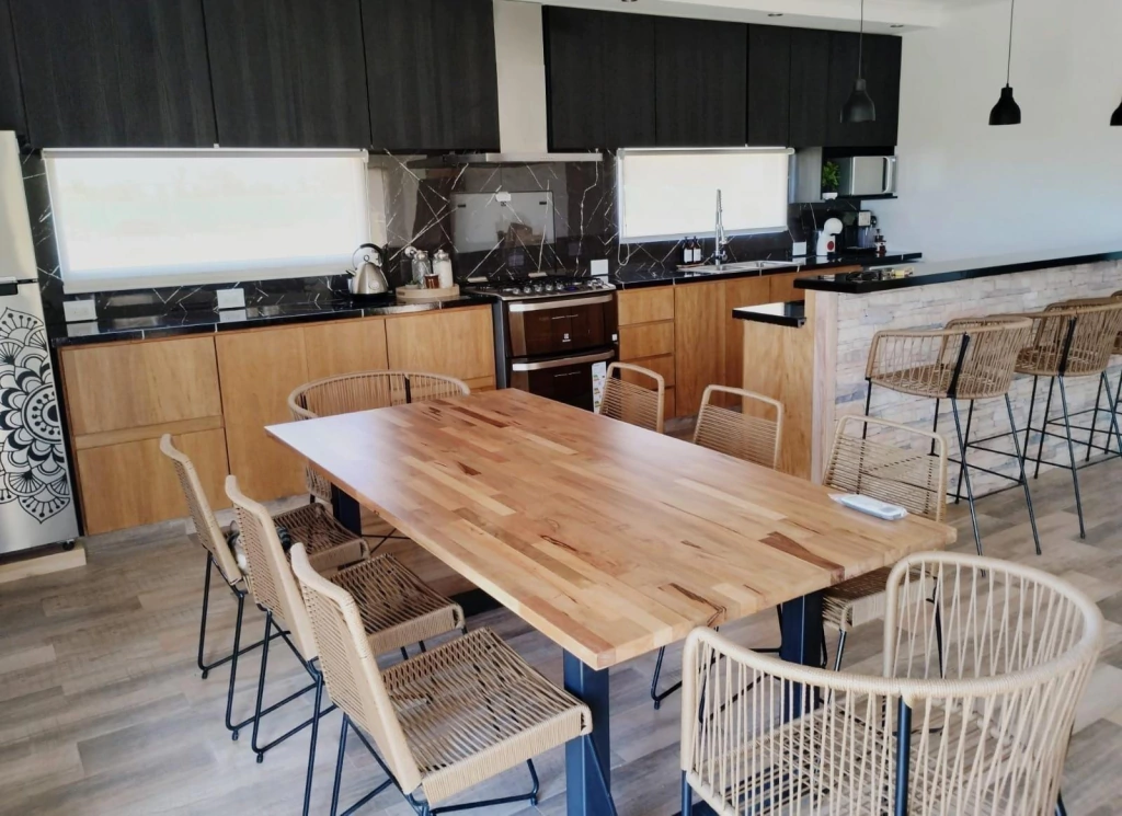 MESA U PIE EN CAÑO EN ZOITA COMPENSADA