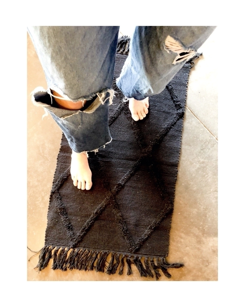 ALFOMBRA PIE DE CAMA ROMBOS NEGRA