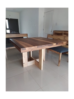 MESA REBECA CUADRADA PIE EN MADERA EN GUAYUBIRA 2" C/R