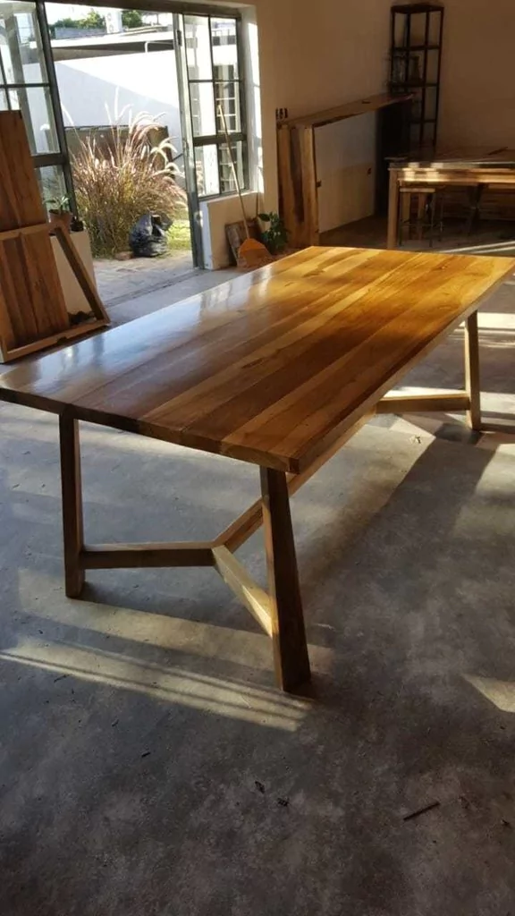MESA W PIE ELEVADO EN MADERA EN PETIRIBI 2"
