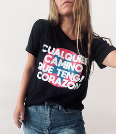 Remera CUALQUIER CAMINO QUE TENGA CORAZÓN