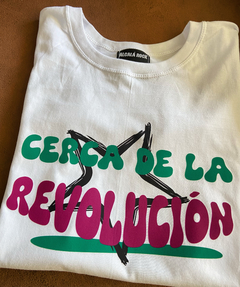 Remera CERCA DE LA REVOLUCIÓN - comprar online