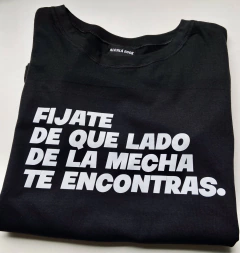 Remera FIJATE DE QUE LADO DE LA MECHA TE ENCONTRAS - comprar online