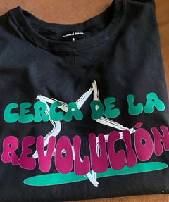 Remera CERCA DE LA REVOLUCIÓN en internet