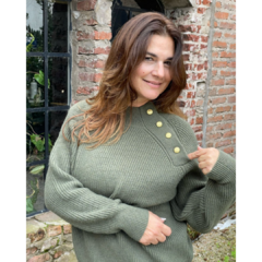 Sweater tejido media polera con botones dorados(8220) en internet