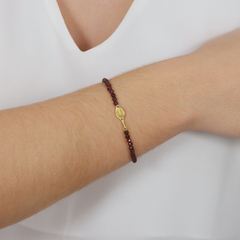 18K Gold twisted handle beach tennis racket natural garnets bracelet - Lily Silvestre - Joias personalizadas e exclusivas