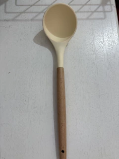 CUCHARON DE SILICONA "BOTTI" CON MANGO DE MADERA 31 X 7,5 CM