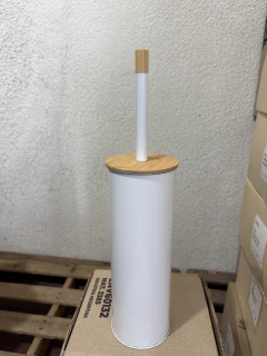 ESCOBILLA NORDICA METALICA LISA CON TAPA DE BAMBOO - Marian Todo Organizado