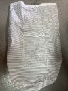 BOLSA ESTAMPADA PARA ROPA SUCIA CON CORREAS PARA LLEVAR en internet