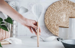 CUCHARA ESPUMADERA DE SILICONA "IRUYA" CON MANGO DE MADERA - comprar online