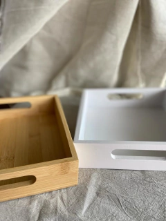 BANDEJA "RAKAU" CUADRADA BAJA CON ASAS BLANCA - tienda online