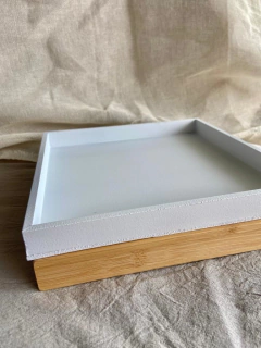 BANDEJA "RAKAU" CUADRADA BAJA DE MADERA BLANCA en internet