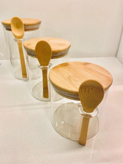 Imagen de FRASCO DE VIDRIO "CAPRI" REDONDO "S" CON TAPA DE BAMBOO HERMETICO DULCERA CON CUCHARITA