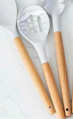 CUCHARA ESPUMADERA DE SILICONA "IRUYA" CON MANGO DE MADERA en internet