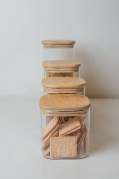 Imagen de FRASCO DE VIDRIO "CAPRI" 6x9 CM CON TAPA DE BAMBOO CUADRADA #1