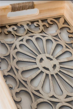 BANDEJA "RUFKY FLOR" DE MADERA NATURAL "L" CON BASE DE VIDRIO - Marian Todo Organizado