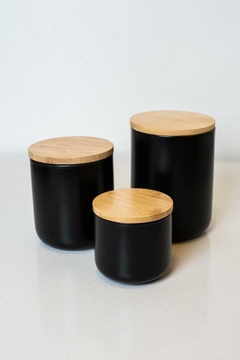 FRASCO DE CERAMICA "S" NEGRO CON TAPA DE BAMBOO - comprar online