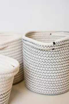 SET x3 CANASTOS "OLIVER" TEJIDOS GRIS Y BLANCO CON MANIJAS - Marian Todo Organizado