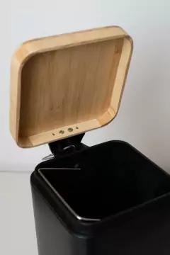 Imagen de CESTO "NORDICO" CUADRADO 3L DE RESIDUOS CON PEDAL Y TAPA DE MADERA