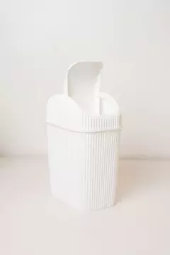 CESTO DE BASURA "RASHI" RAYADO CON TAPA VAIVEN 2,5 L en internet