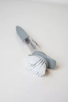 CEPILLO DOSIFICADOR MULTIFUNCION "FIJI" CON MANGO ANTIDESLIZANTE Y BOTON DE SILICONA - tienda online