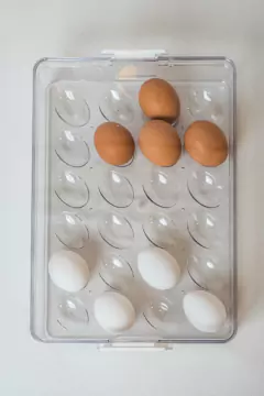 HUEVERA "EGGY" DE ACRILICO CON TAPA 24U #13 - comprar online