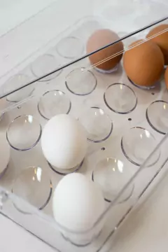 HUEVERA "EGGY" DE ACRILICO CON TAPA 24U #13