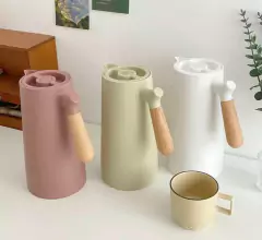JARRA TERMICA "LIZA" CON MANGO DE BAMBOO - tienda online