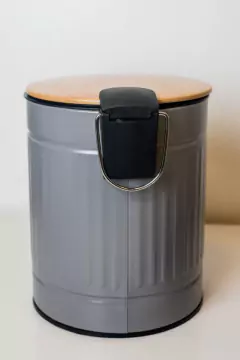 CESTO DE RESIDUOS "VINTAGE" CON PEDAL GRIS CON TAPA DE BAMBOO 5 LITROS - comprar online