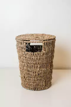 CESTO PAPELERO "GLAMY" SEAGRASS CON TAPA Y ASAS - comprar online