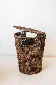CESTO PAPELERO "GLAMY" SEAGRASS CON TAPA Y ASAS - tienda online