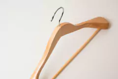 PERCHA DE MADERA LUSTRADA Y LAQUEADA PARA TRAJES en internet