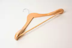 PERCHA DE MADERA LUSTRADA Y LAQUEADA PARA TRAJES - Marian Todo Organizado