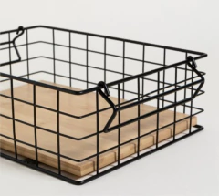 CANASTO "FOLK" RECTANGULAR METALICO CON MANIJAS NEGRO CON BASE BAMBOO - tienda online