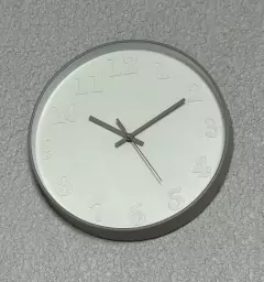 RELOJ REDONDO GRIS TIZA CON FONDO BLANCO Y NUMEROS EN RELIEVE 30cm - comprar online