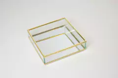 BANDEJA DE VIDRIO "YAGUI" CUADRADA ESPEJADA CON BORDE DORADO - comprar online